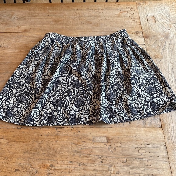 Hinge Black & Beige Floral A-Line Mini Skirt Size 8 | 90s Vibes Office Chic - Picture 5 of 5